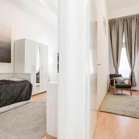 Newly Furnished For Up To 6 People Берлин