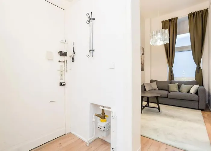 Newly Furnished For Up To 6 People דירה ברלין